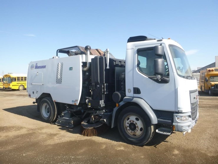 2016-peterbilt-220-image-2