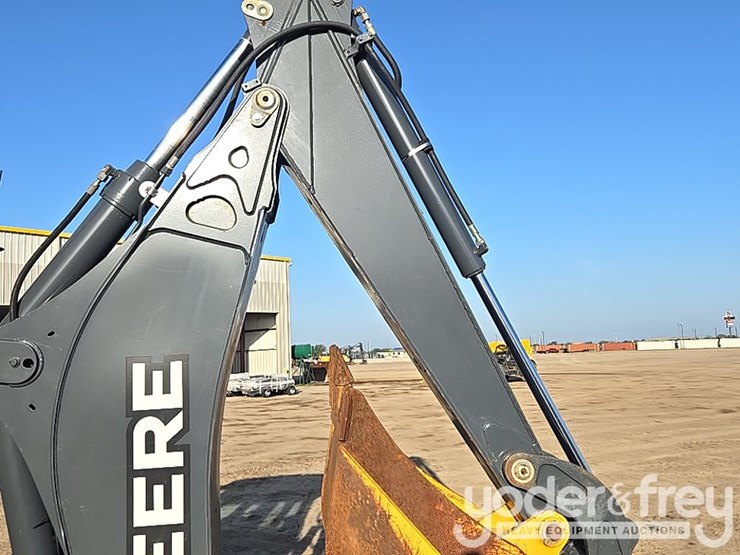 2019-deere-310l-image-40