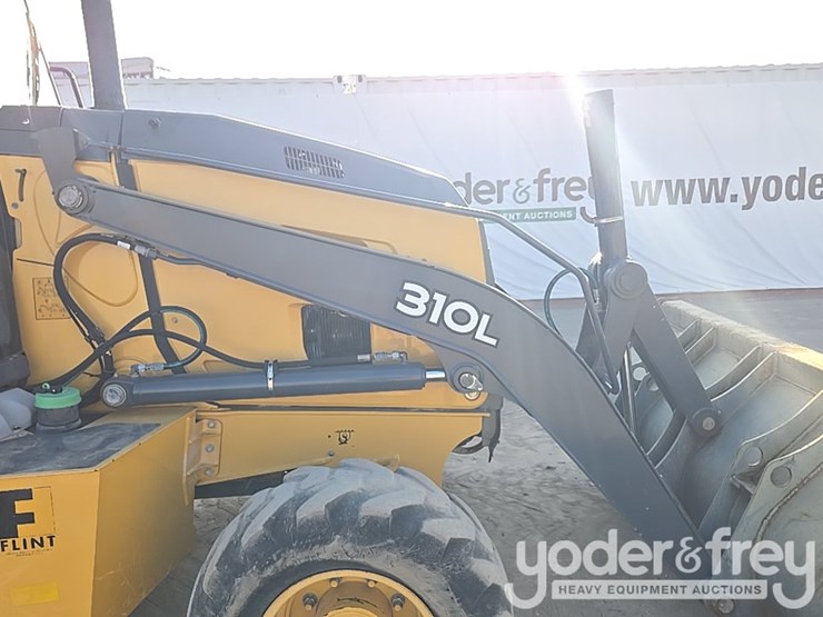 2019-deere-310l-image-48