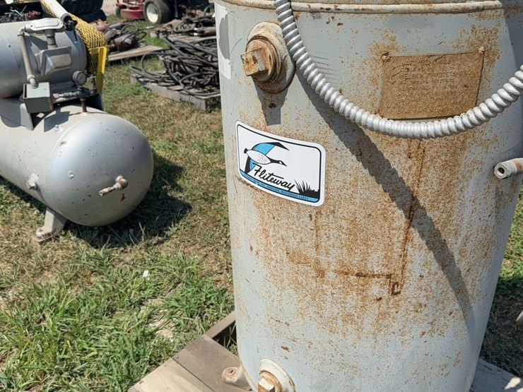 150-gallon-upright-air-compressor-image-4