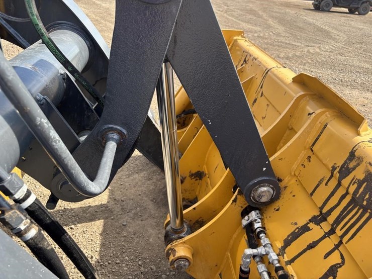 2020-deere-310l-ep-image-14