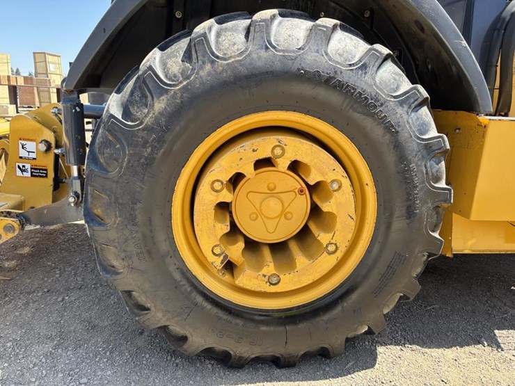 2018-deere-210l-image-27