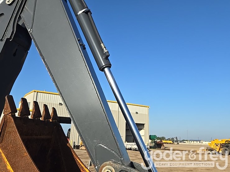 2019-deere-310l-image-41