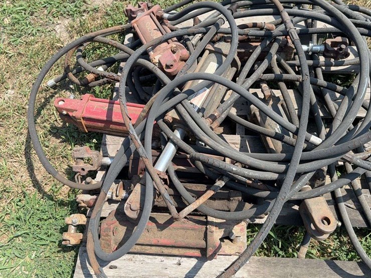 8-ih-hydraulic-cylinders-image-2