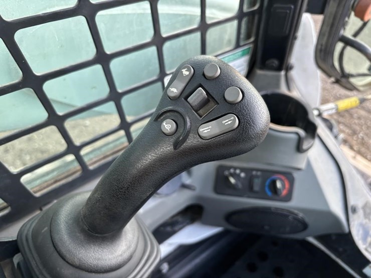 2019-bobcat-t740-image-21