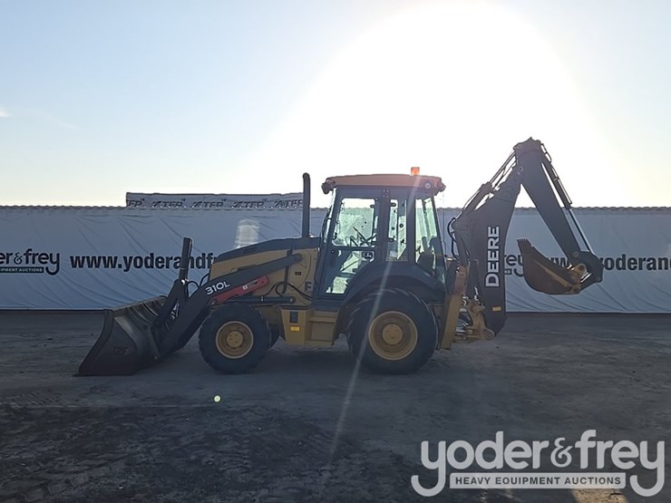 2019-deere-310l-image-2