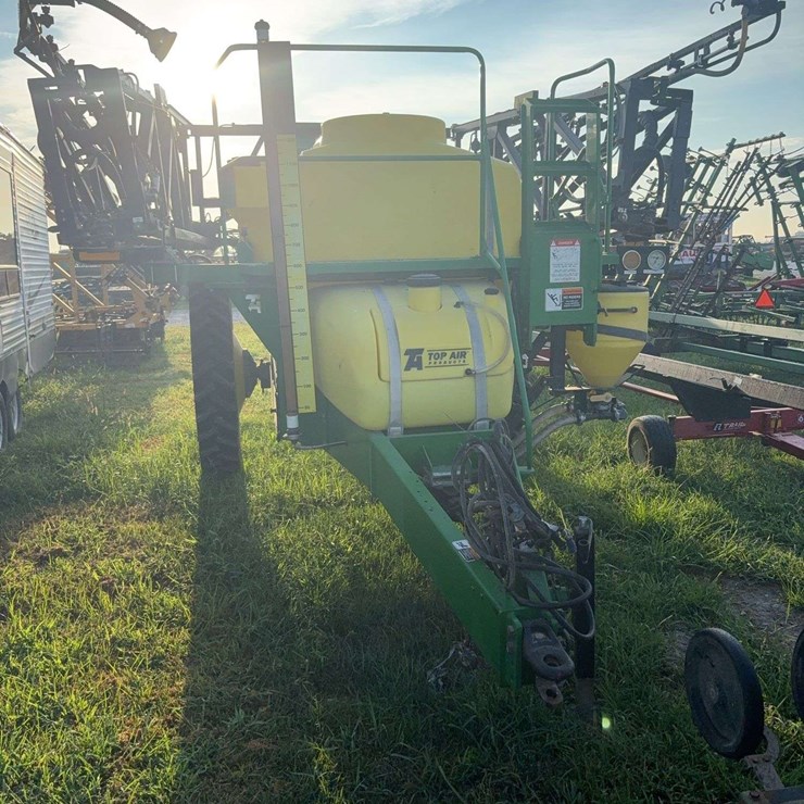 Top Air 1200 sprayer, 90ft boom, monitor control box, manual, hydraulic drive, 1200-gallon tank, used this spring, 20" spacing, 320/90R46 tires