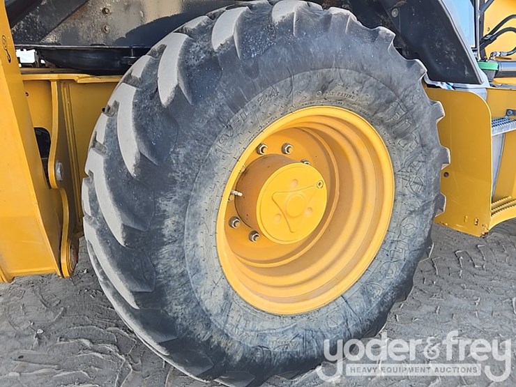 2019-deere-310l-image-22