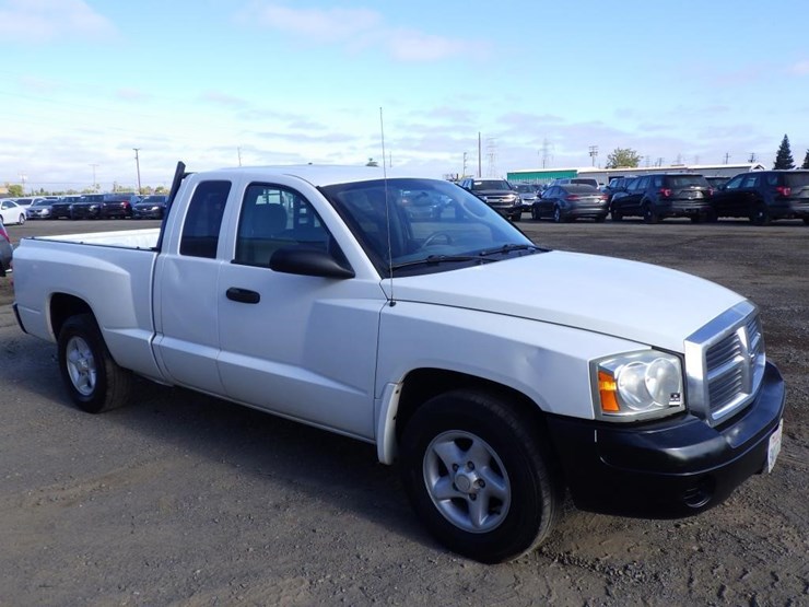 2005-dodge-dakota-image-2