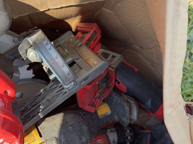 assortment-of-milwaukee-tools-for-parts,-2-dewalt-tools-for-parts,-circular-saw,-sawzall,-drill,-etc.-image-4