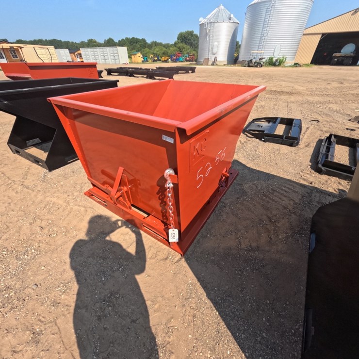#5256 • 1.5 Yard Self Dumping Hopper