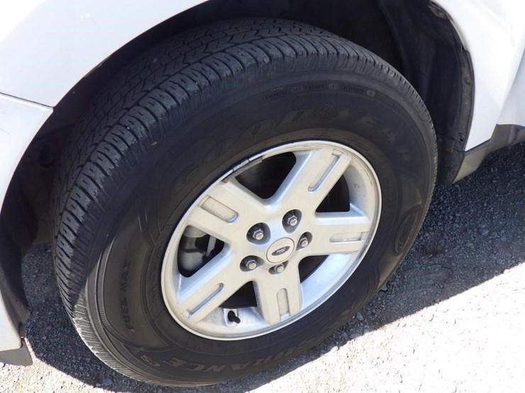 2011-ford-escape-image-13