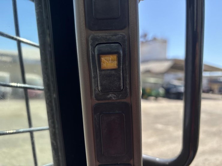 2015-case-tr320-image-33