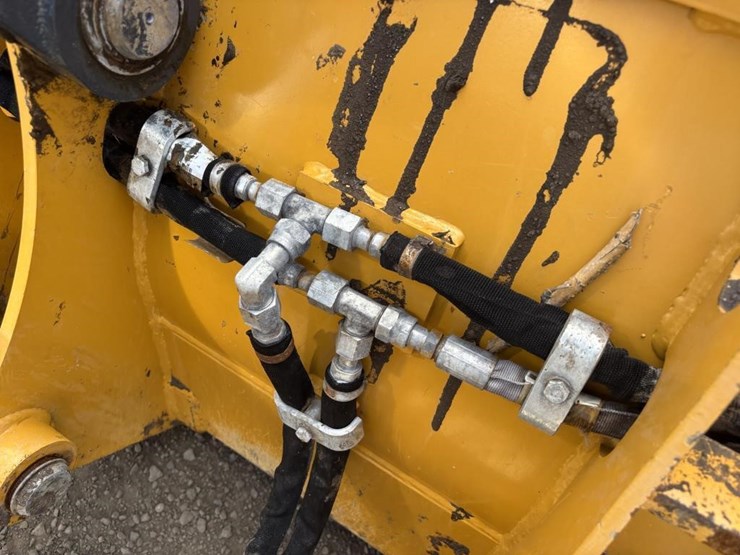 2020-deere-310l-ep-image-12