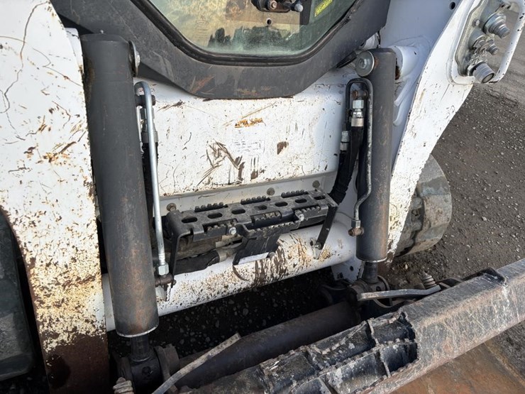 2019-bobcat-t740-image-12