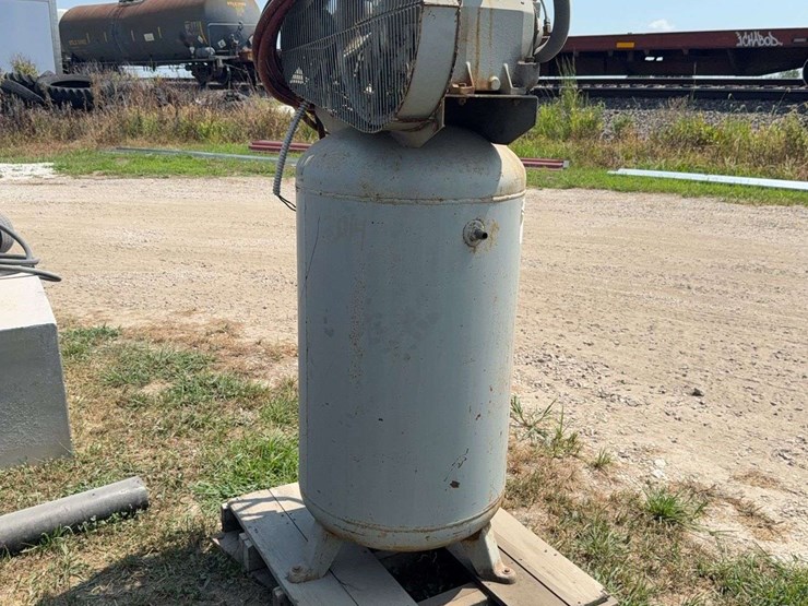 150-gallon-upright-air-compressor-image-1