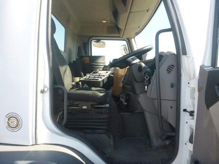 2016-peterbilt-220-image-16