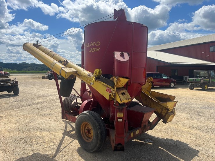 new-holland-352-image-3