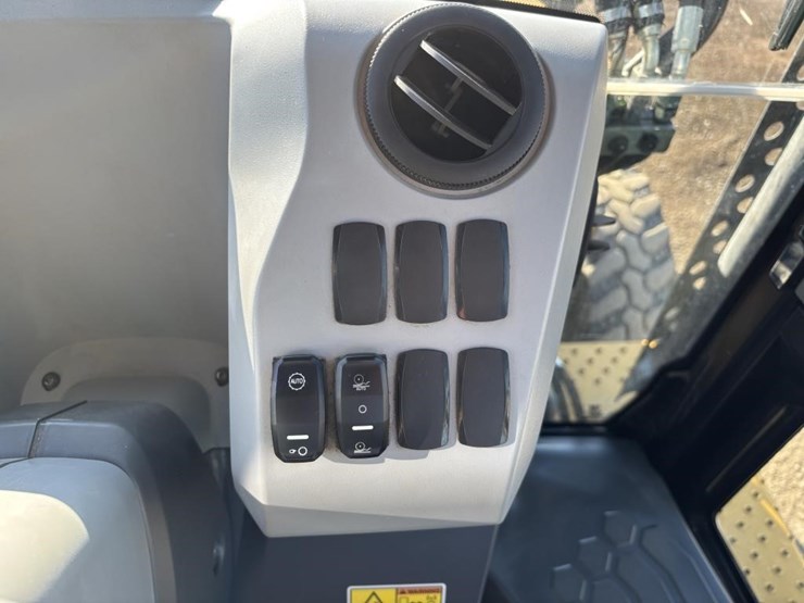 2018-caterpillar-420f2-it-image-40