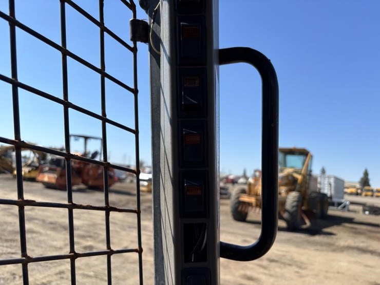 2015-case-sr240-image-29