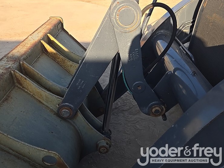 2019-deere-310l-image-28