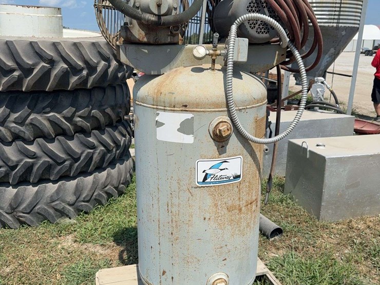 150-gallon-upright-air-compressor-image-2