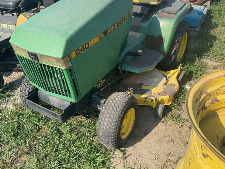 john-deere-240-image-2