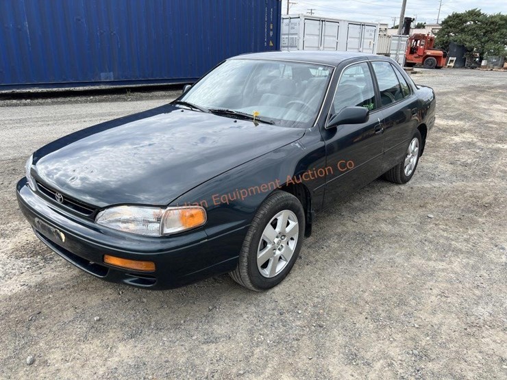1995-toyota-camry-le-sedan-image-1