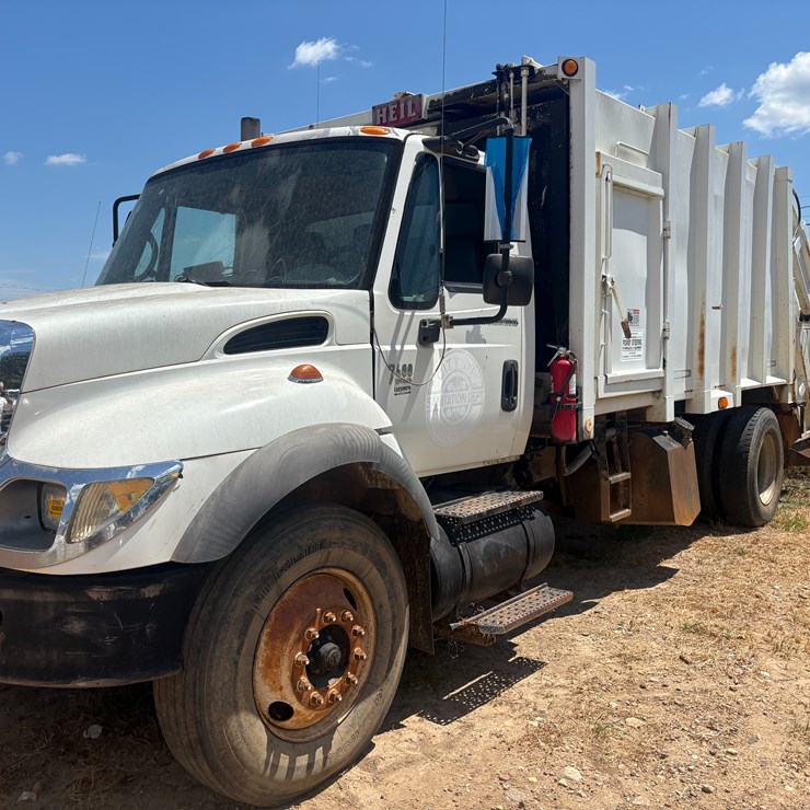 2003 INTERNATIONAL 7400