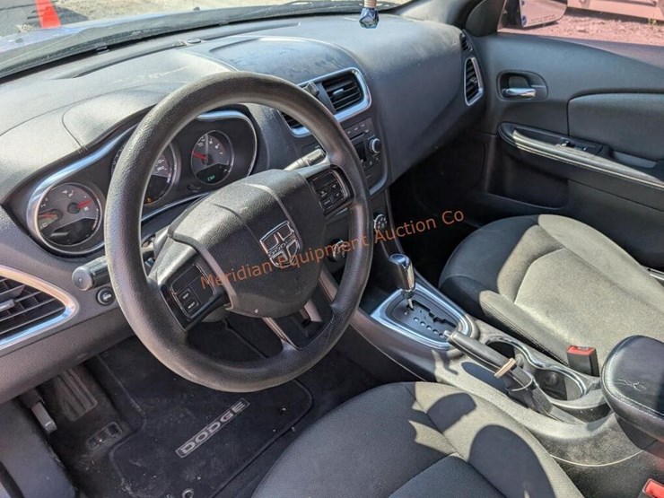 2014-dodge-avenger-sedan-image-32