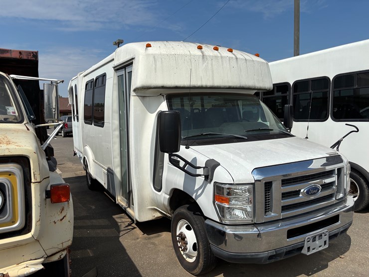 2013-ford-e450-image-1