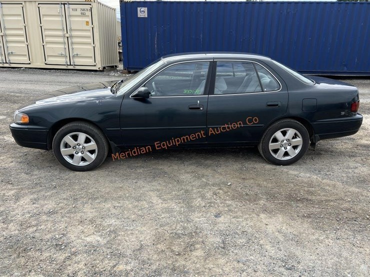 1995-toyota-camry-le-sedan-image-2