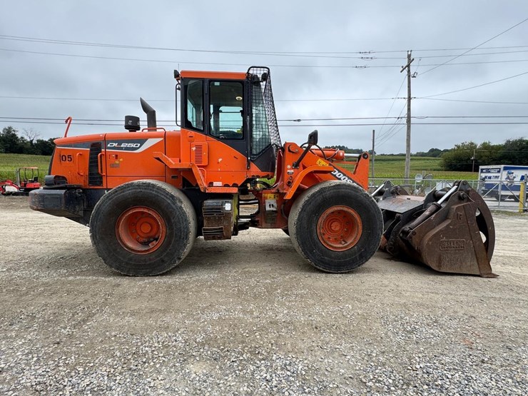 2016-doosan-dl250-image-6