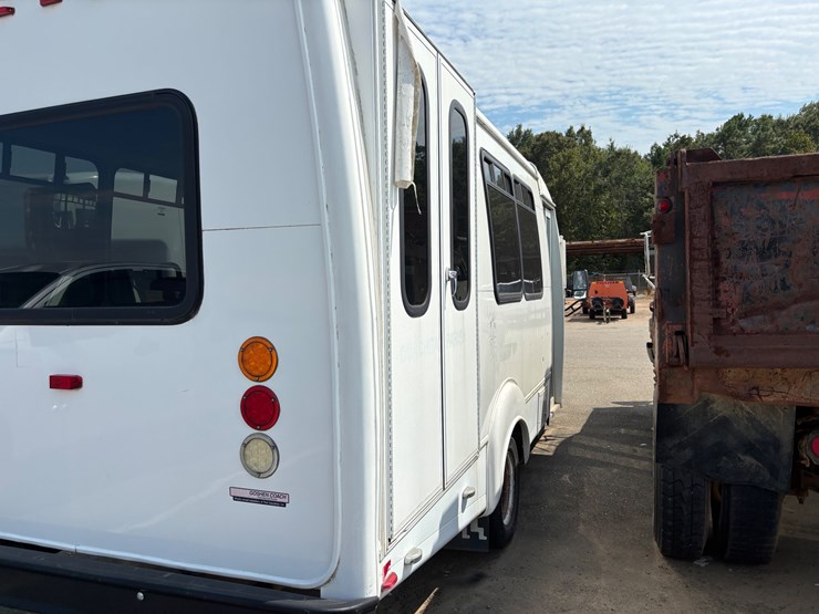 2013-ford-e450-image-5