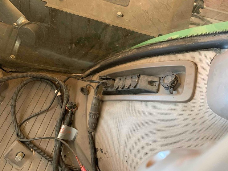 2013-john-deere-9560r-image-23