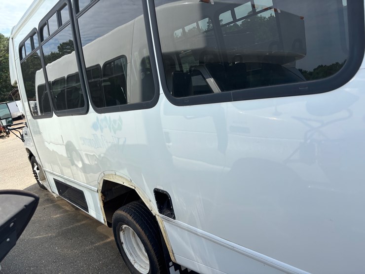 2013-ford-e450-image-6