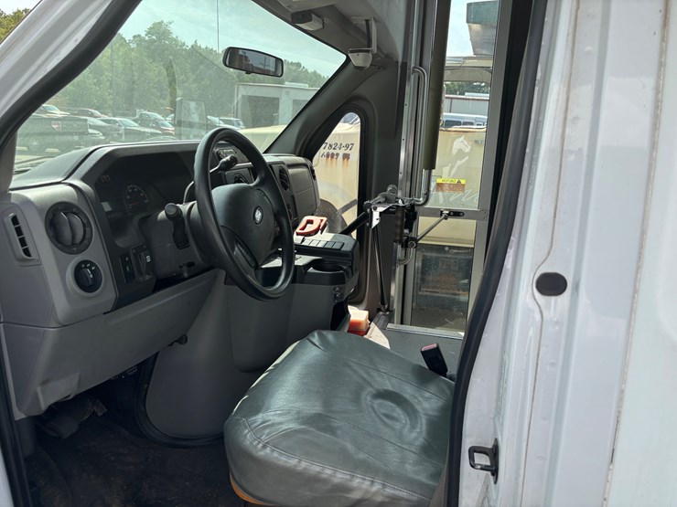 2013-ford-e450-image-12