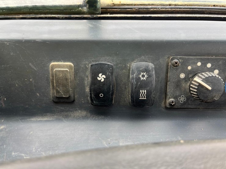 2015-deere-650k-image-27