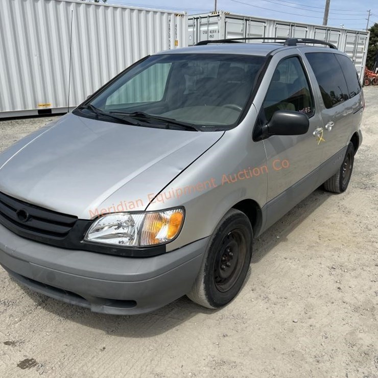 2002 TOYOTA SIENNA LE