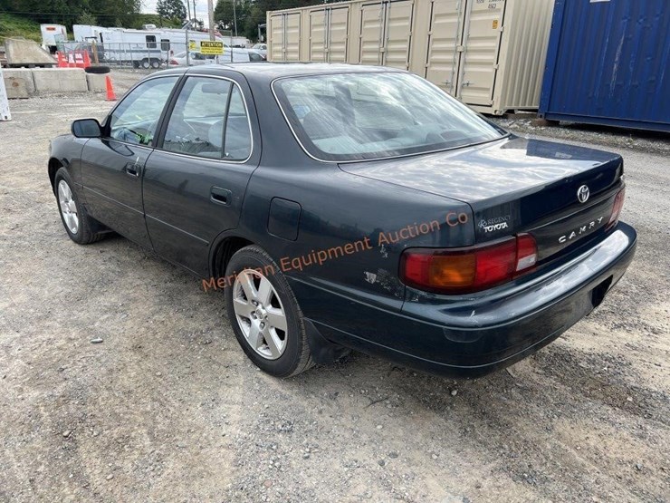 1995-toyota-camry-le-sedan-image-3