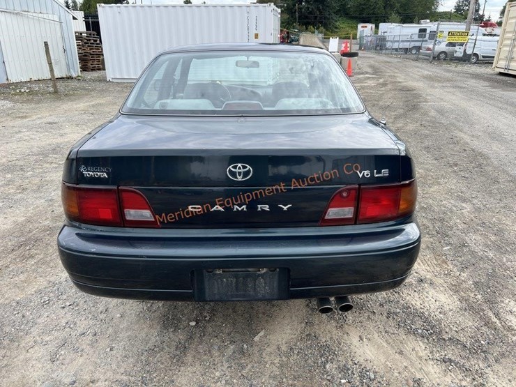 1995-toyota-camry-le-sedan-image-4