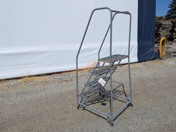 u-line-59-degree-angle-4-step-rolling-ladder-image-4