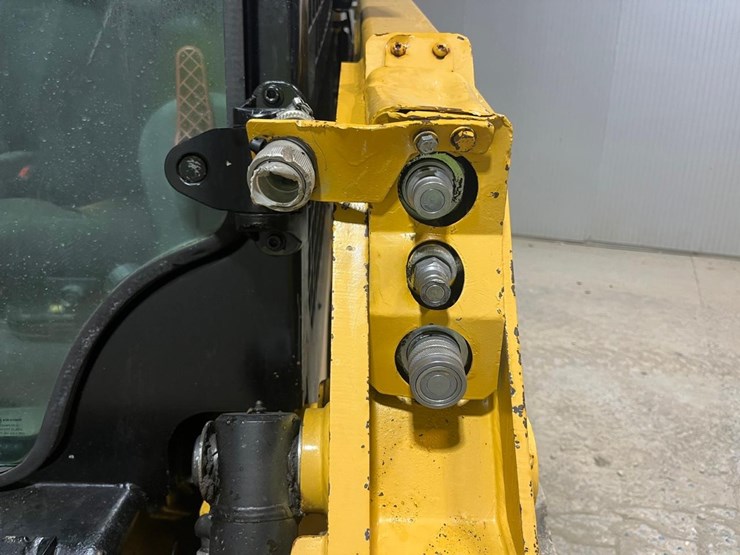 2017-caterpillar-226d-image-11