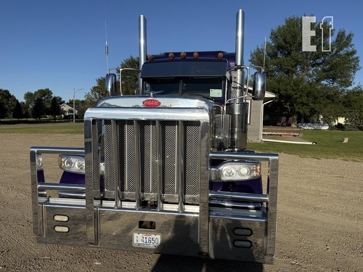 2021-peterbilt-389-image-2