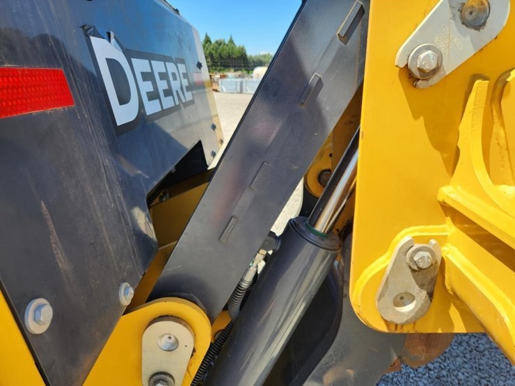2023-deere-700l-image-28
