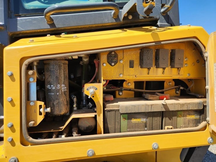 2023-deere-700l-image-30
