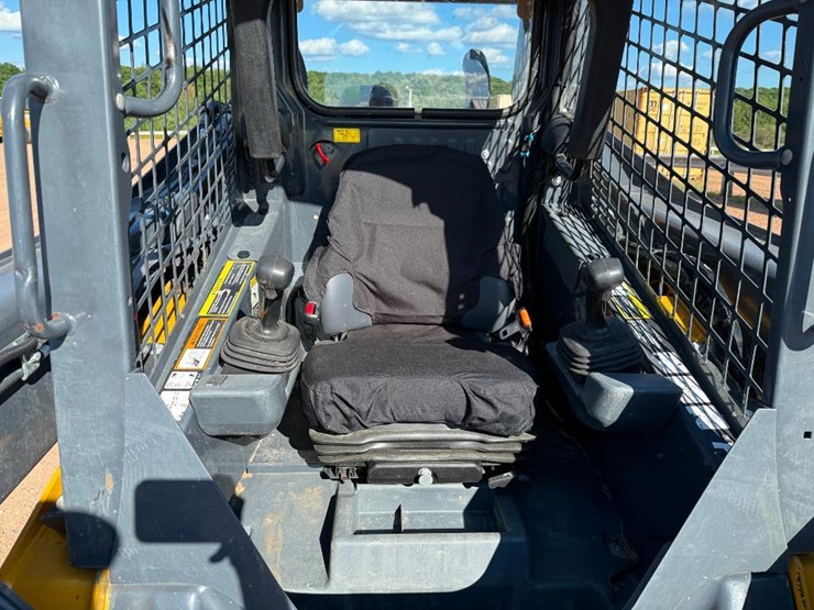 2022-deere-320g-image-23
