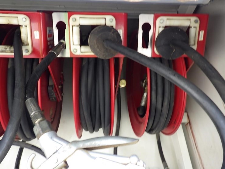 2016-peterbilt-pb337-s/a-fuel-&-lube-truck-image-27