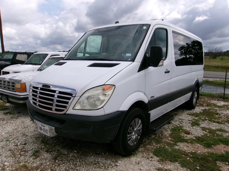 2011-frtlner-sprinter-van-image-1