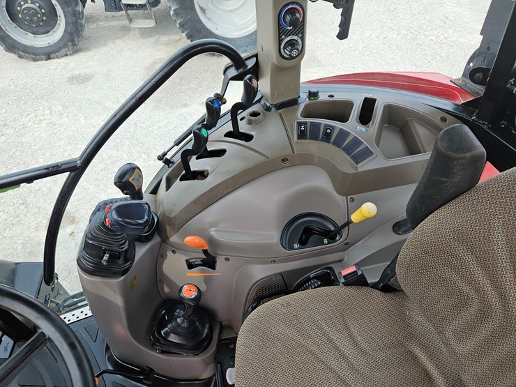 2015-case-ih-farmall-140a-image-11